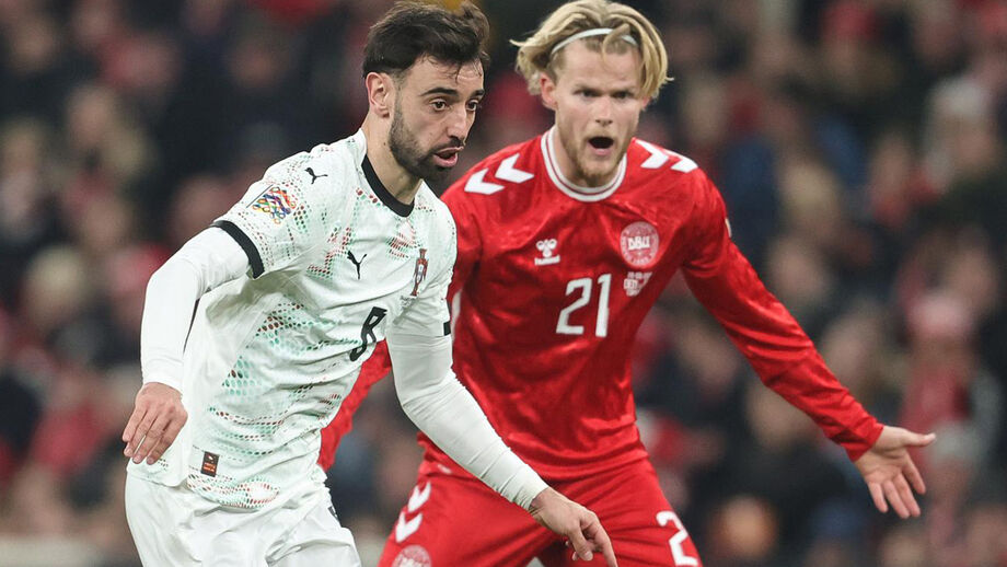 Morten Hjulmand disputa a bola com Bruno Fernandes