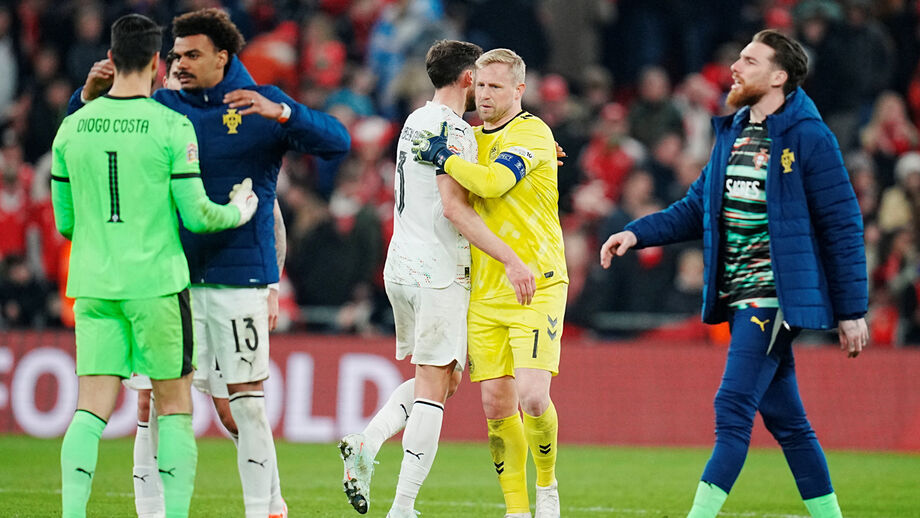 Jogadores cumprimentam-se no final do Dinamarca-Portugal