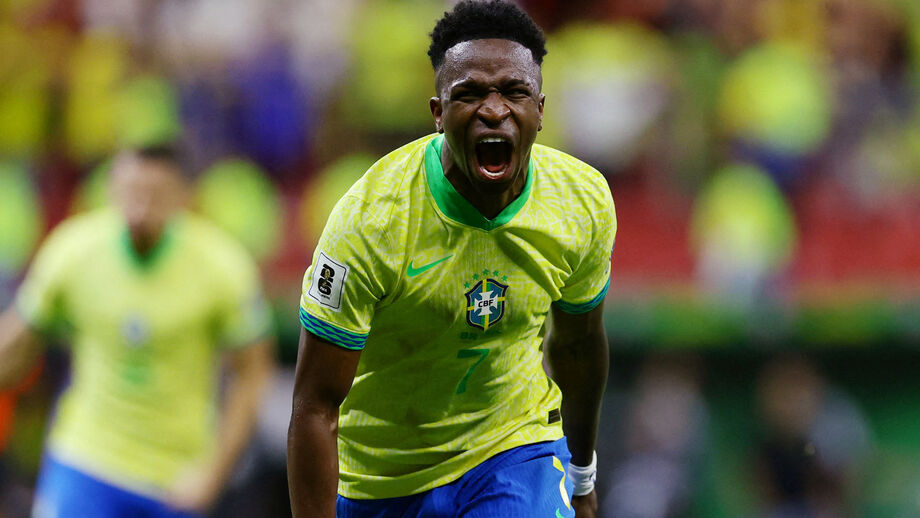Vinícius celebra golo pela seleção do Brasil