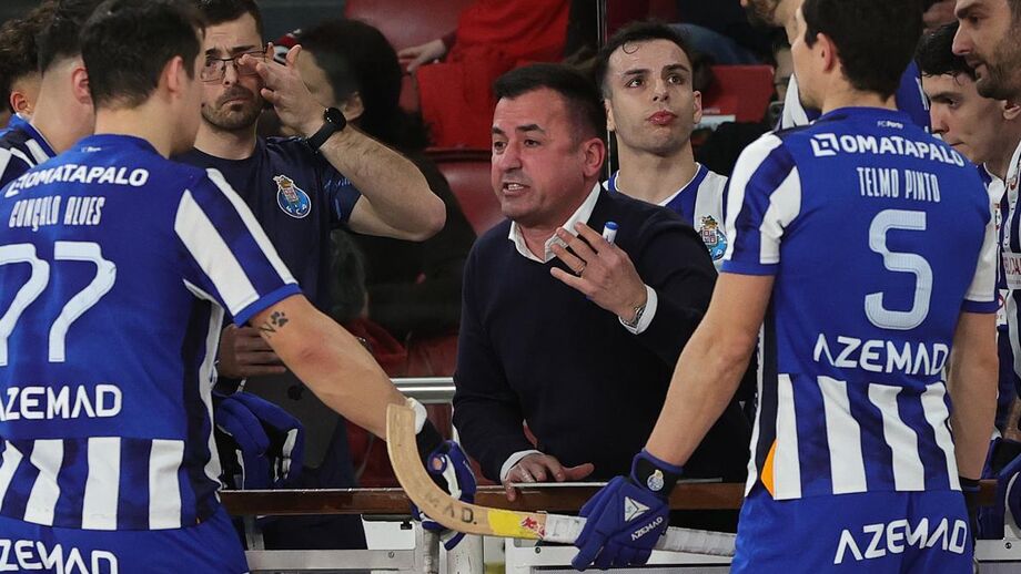Ricardo Ares fala com jogadores do FC Porto