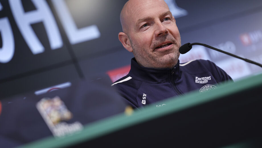 Brian Riemer em conferência de imprensa