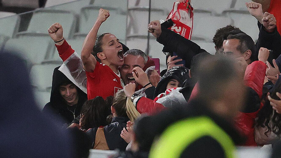 Lúcia Alves colocou o Benfica nas ‘meias’, com remate indefensável