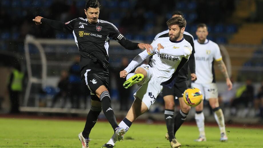 José Fonte (à esquerda) em ação pelo Casa Pia