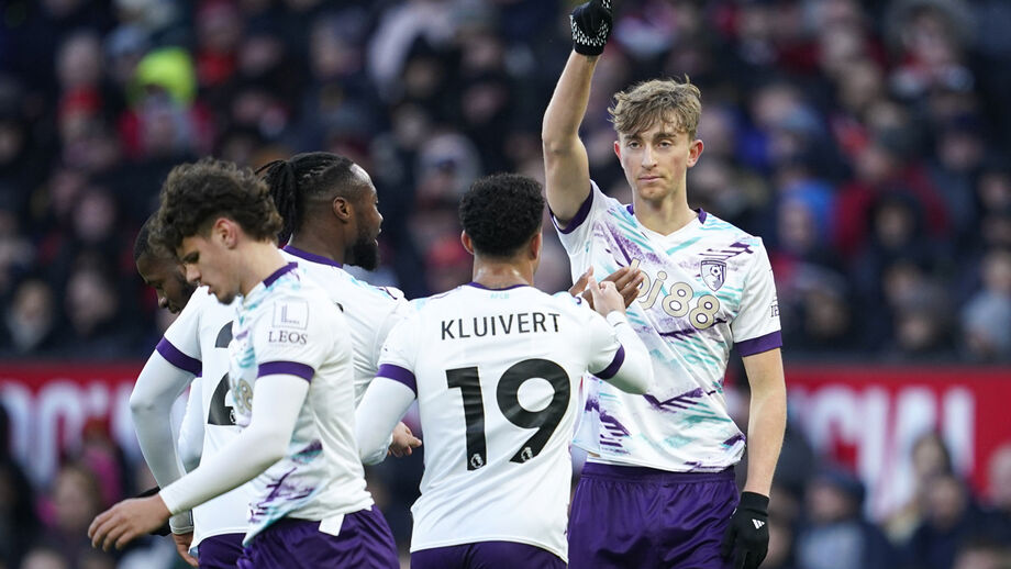 Huijsen (com o braço levantado) tem sido um dos destaques do Bournemouth