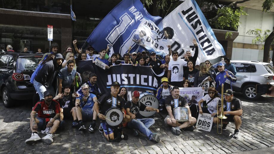 Pedidos de justiça junto ao tribunal ondee decorre o julgamento relativo à morte de Maradona