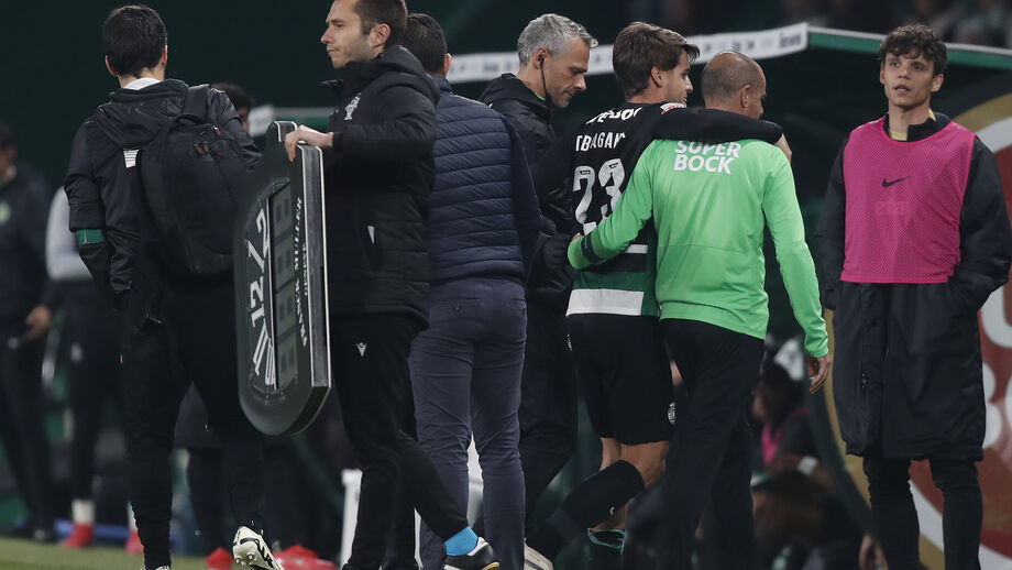 Daniel Bragança a deixar o relvado lesionado