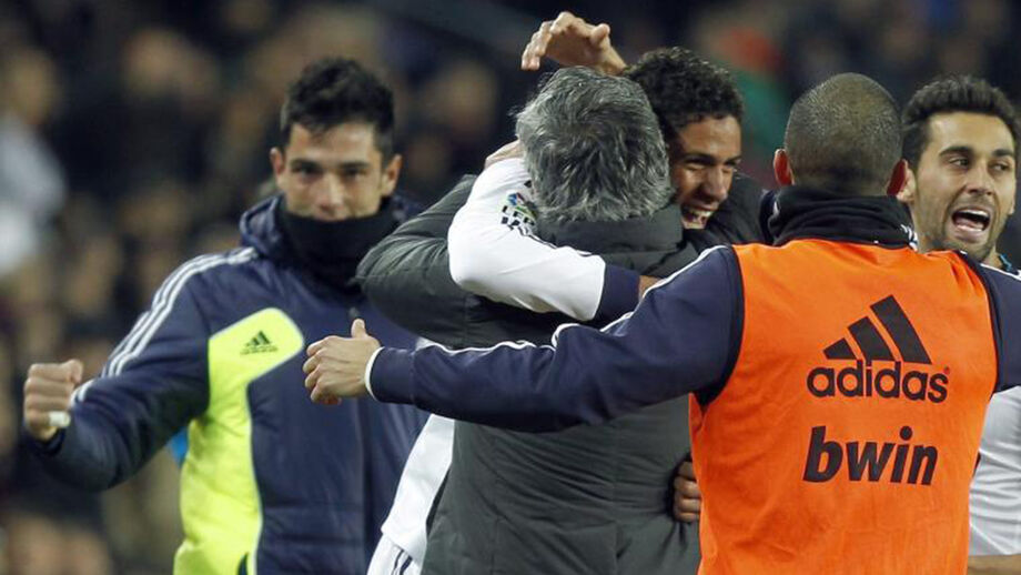 O festejo de Mourinho com Varane num Barcelona-Real Madrid disputado em Camp Nou