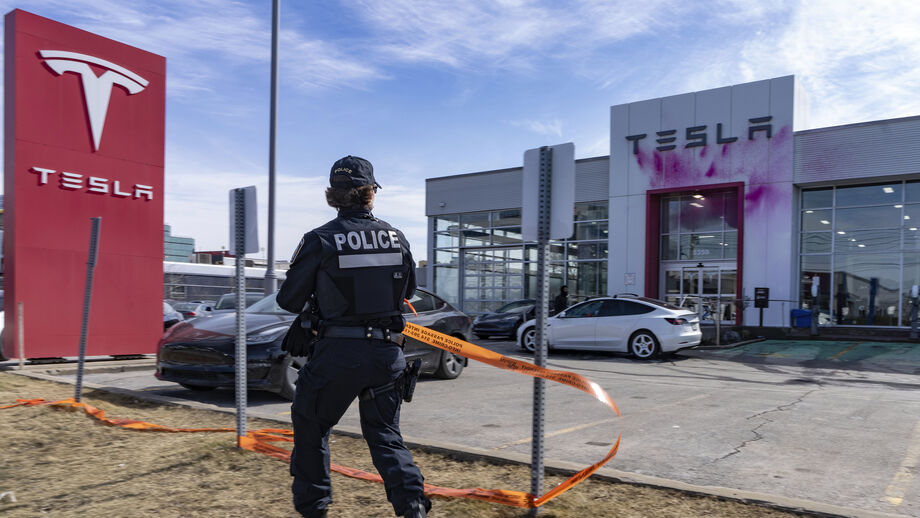 Stand da Tesla no Canadá vandalizado