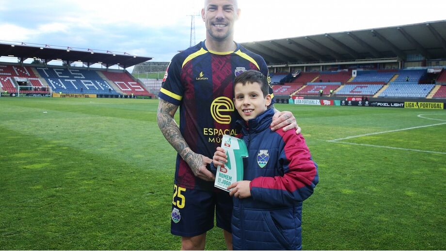 Pedro Tiba com o filho, a quem ofereceu o prémio de melhor jogador do encontro frente à Oliveirense