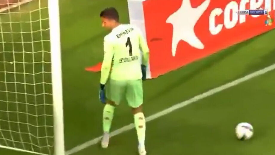Guarda-redes da equipa orientada pelo português distraiu-se e adversário... não perdoou 