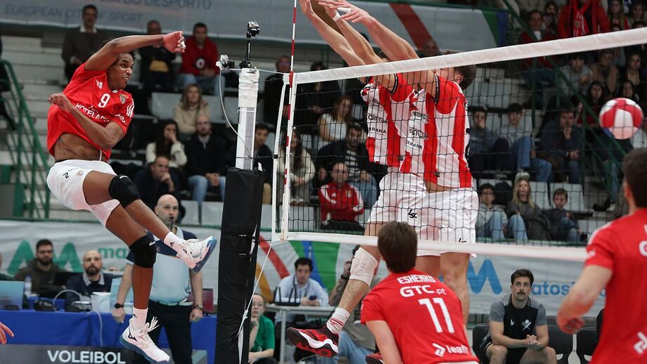 Benfica e Leixões em duelo