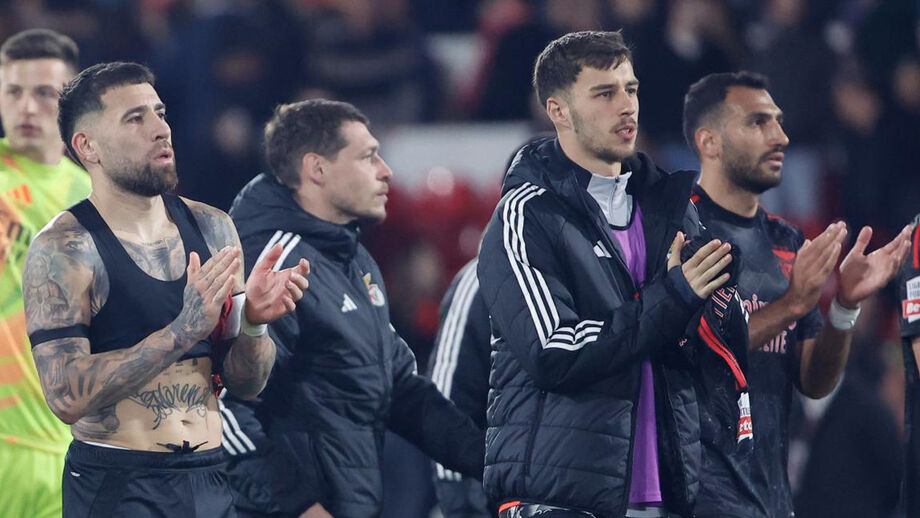 Jogadores do Benfica aplaudem os adeptos depois do apito final em Barcelos