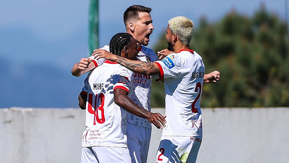 Jogadores do Marítimo a festejar
