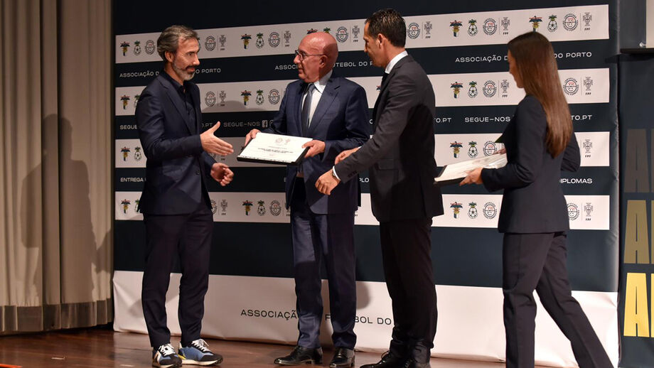 O diretor da formação do clube FC Porto, o Presidente da FPF e o atual presidente da Associação de Futebol do Porto (AF Porto) em palco.