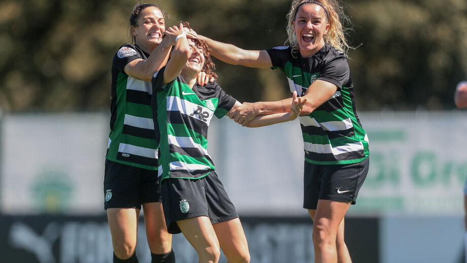 Jogadoras a festejar o golo de Joana Martins
