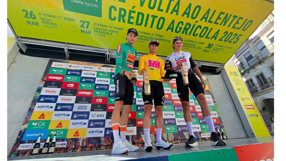 vencedeores festejam no pódio