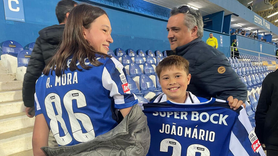 Dois jovens portistas com camisolas dos ídolos