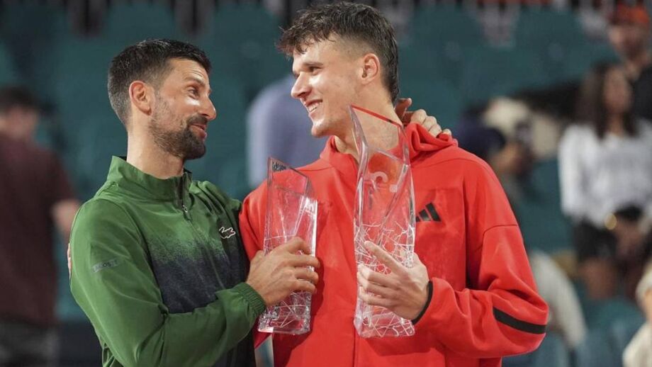 Novak Djokovic e Jakub Mensik depois da final do Masters 1.000 de Miami
