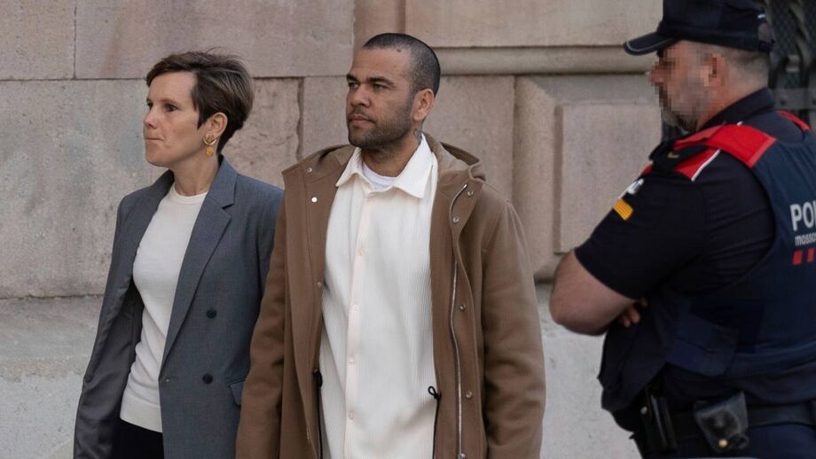 Dani Alves com a advogada à chegada ao tribunal