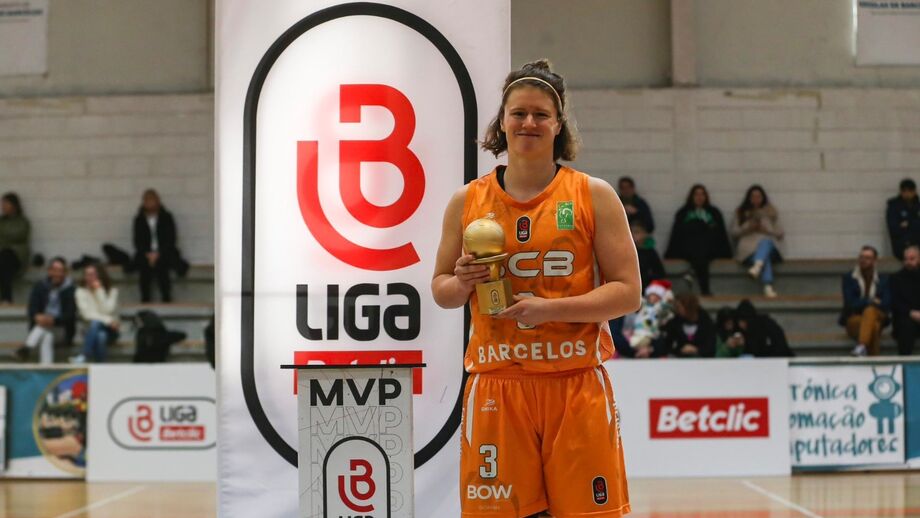 Rebecca Taylor com um dos vários prémios de MVP do mês que recebeu esta época