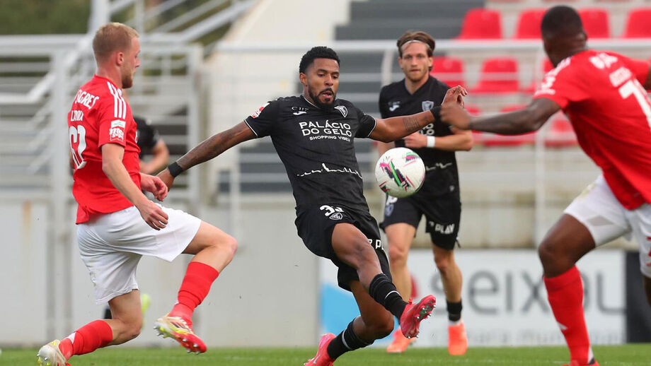 Disputa de bola no Benfica B-Ac. Viseu