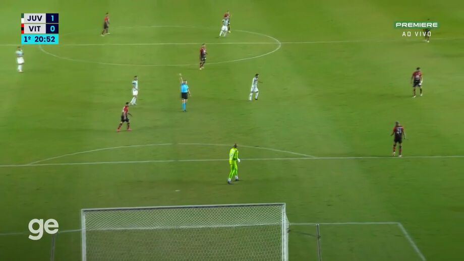 Árbitro Paulo Cesar Zanovelli da Silva alertou o guarda-redes Marcão, do Juventude, no duelo com o Vitória