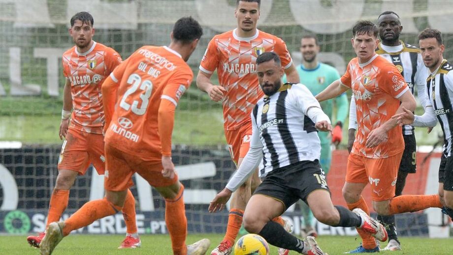 A crónica do Nacional-Famalicão, 2-1: quem não resolve arrisca-se a perder