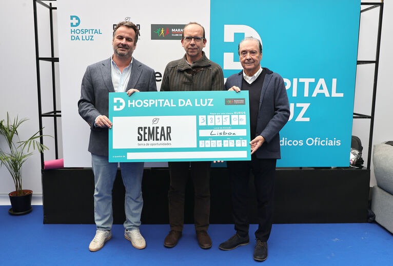 Pedro Patrício, diretor-executivo do Hospital da Luz (à esquerda); Nuno Carvalho, diretor-executivo do SEMEAR (no centro); e Carlos Móia, presidente do Maratona Clube de Portugal (à direita)