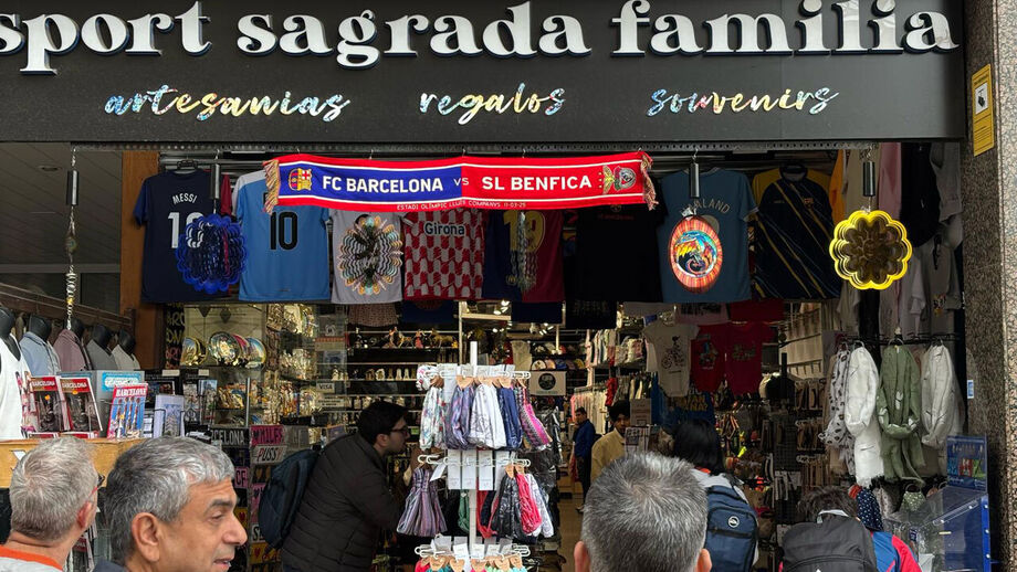 Jogo Barcelona-Benfica em destaque na cidade catalã