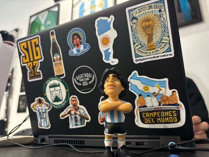 Nesta viela da zona histórica de Barcelona respira-se Argentina, representada por Diego Armando Maradona