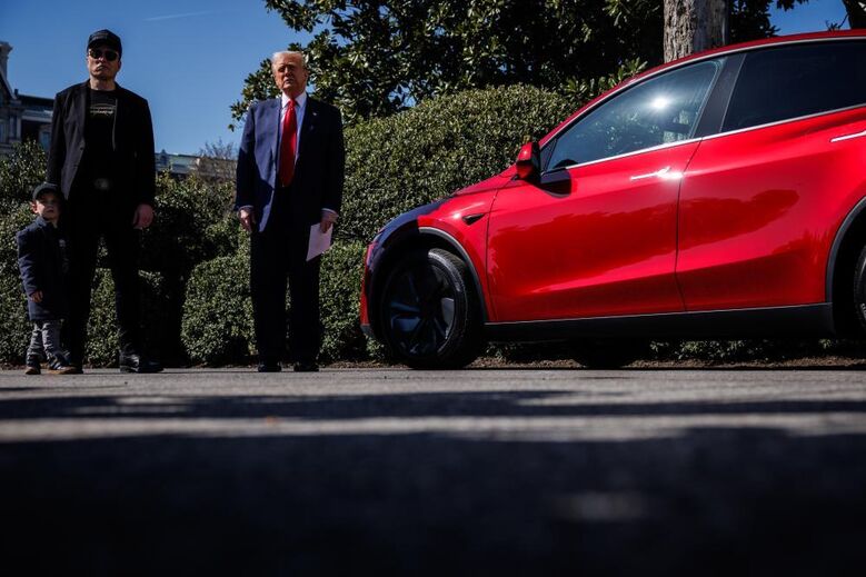 Donald Trump e Musk tentam vender Teslas