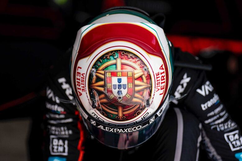 Capacete com as cores nacionais