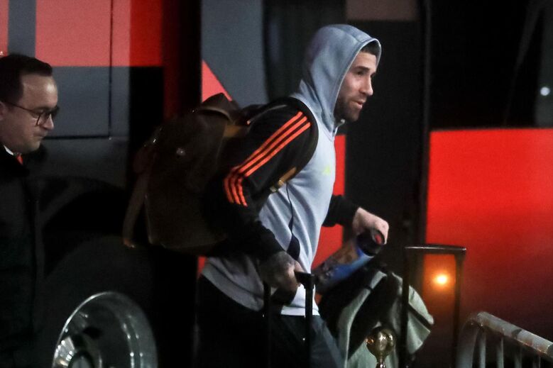 Otamendi a sair do autocarro do Benfica