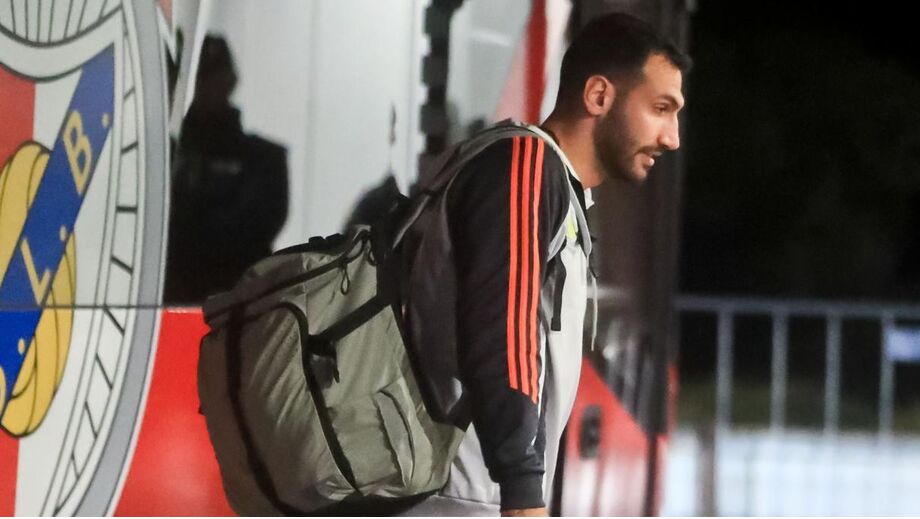 Pavlidis a sair do autocarro do Benfica