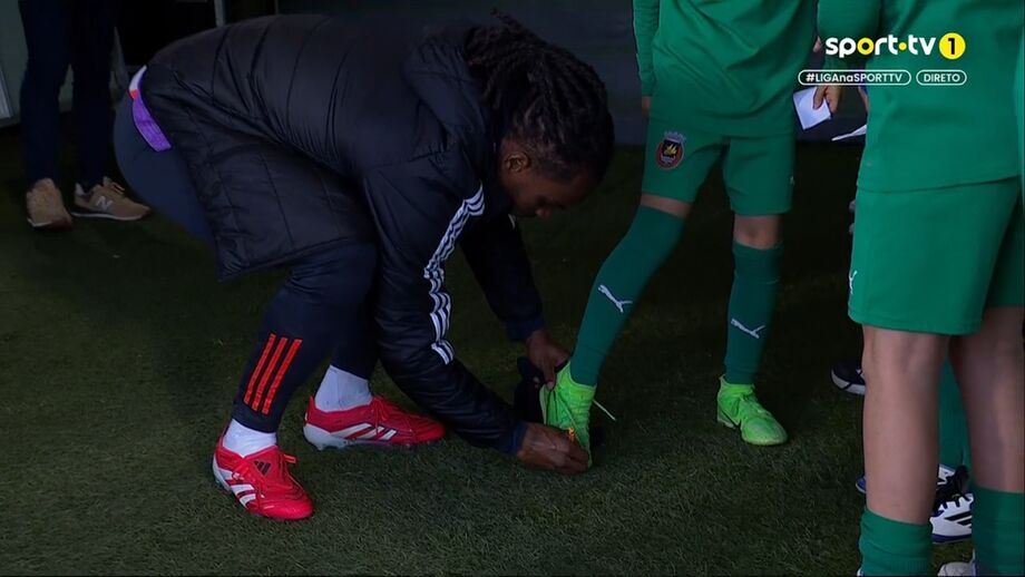 Renato Sanches a autografar chuteira de jovem no túnel do Estádio dos Arcos, em Vila do Conde