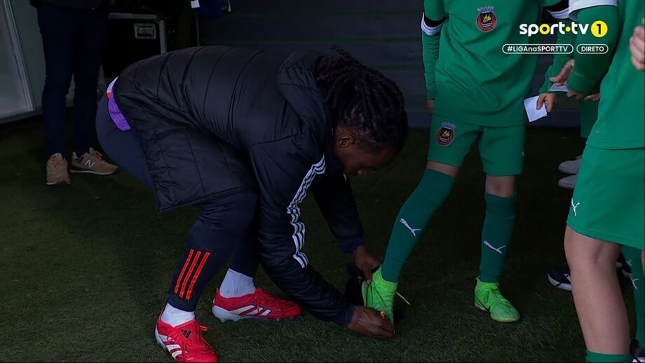 Renato Sanches a autografar chuteira de jovem no túnel do Estádio dos Arcos, em Vila do Conde