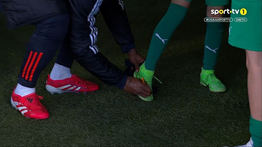 Renato Sanches a autografar chuteira de jovem no túnel do Estádio dos Arcos, em Vila do Conde