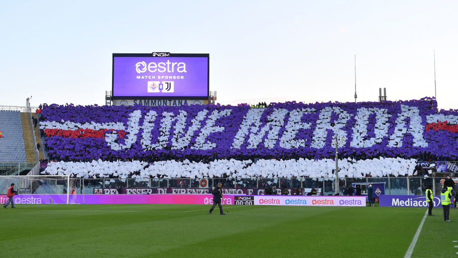 Tarja dos adeptos da Fiorentina para a receção à Juventus, com mensagem explícita