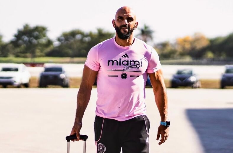 Cheuko alinhou na brincadeira de Logan Paul