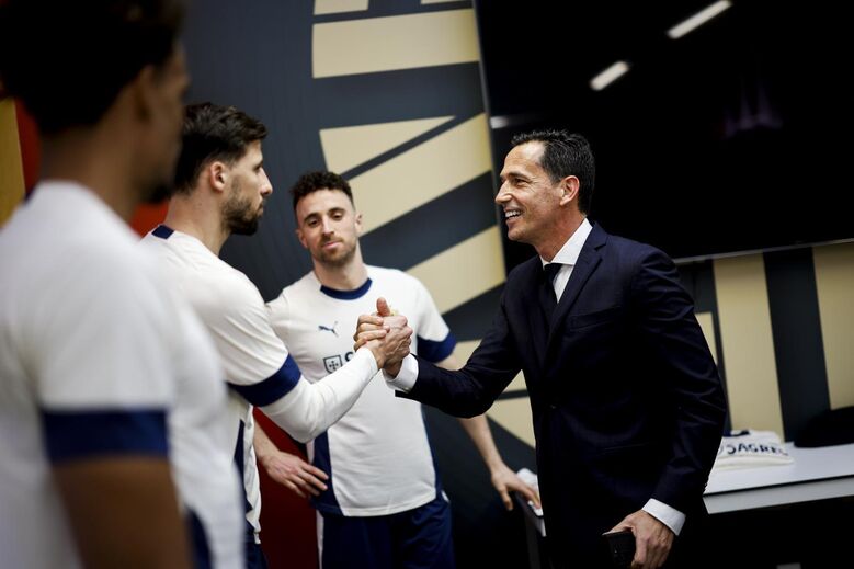 Proença cumprimenta Rúben Dias