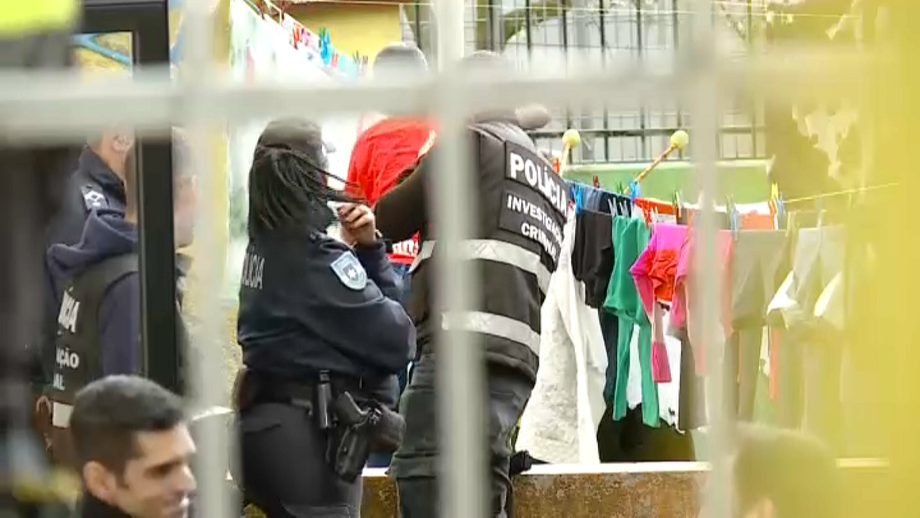 PSP fiscaliza antigo colégio em Massamá transformado em habitação precária para imigrantes