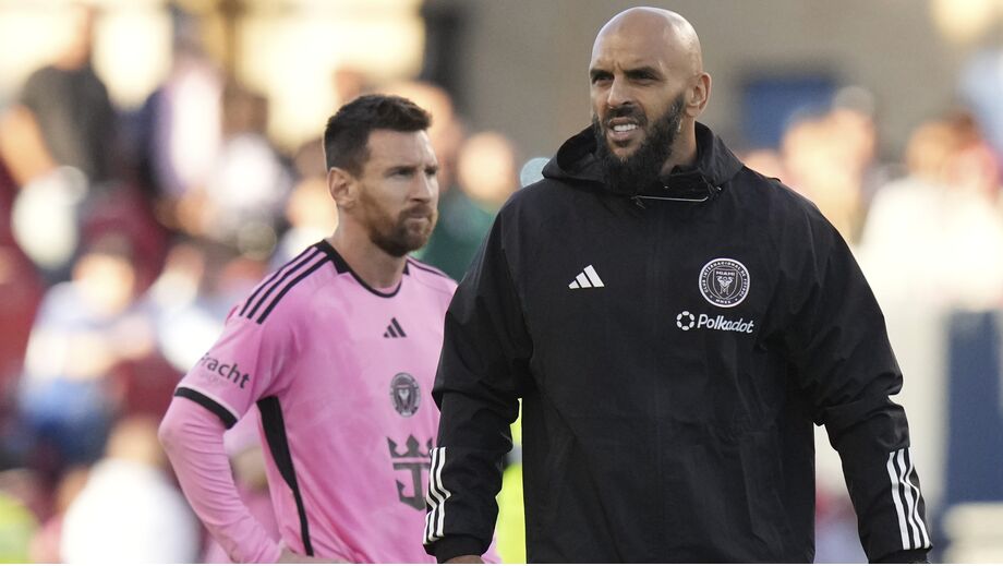 Yassine Cheuko com Messi