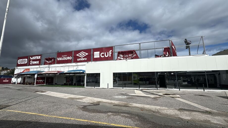 Vento forte e chuva intensa causaram estragos na estrutura do estádio do Torreense
