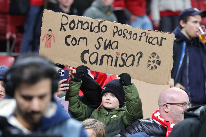São vários os adeptos dinamarqueses com cartazes a pedir a camisola ou um autógrafo a Ronaldo