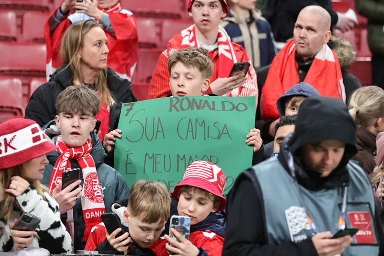 São vários os adeptos dinamarqueses com cartazes a pedir a camisola ou um autógrafo a Ronaldo