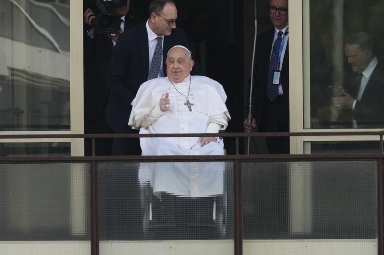 Papa Francisco saudou fiéis à janela do Hospital Gemelli de Roma