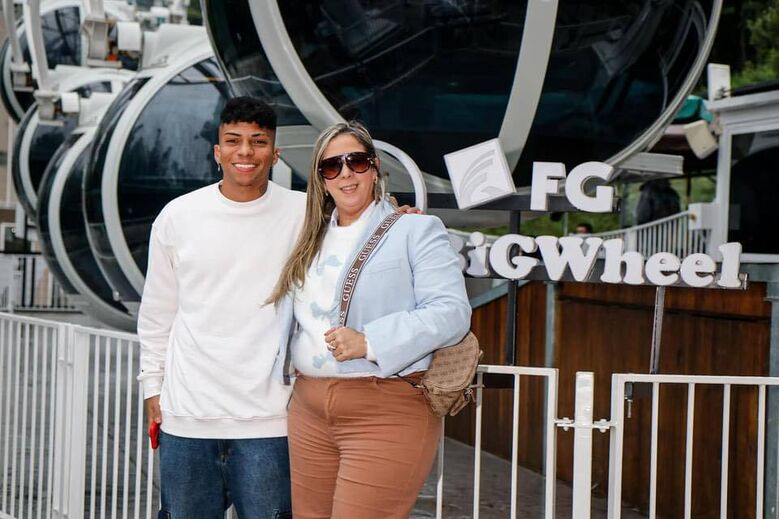 Alisson na companhia da mãe, Aldia