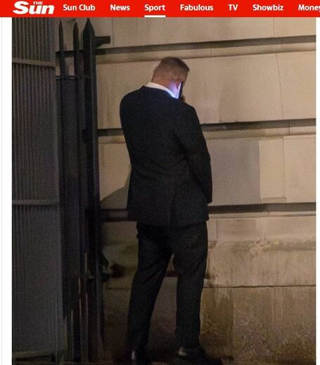 Wayne Rooney urinou na rua