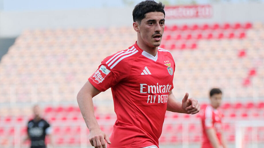 Tiago Gouvei em ação no Benfica B-Ac. Viseu