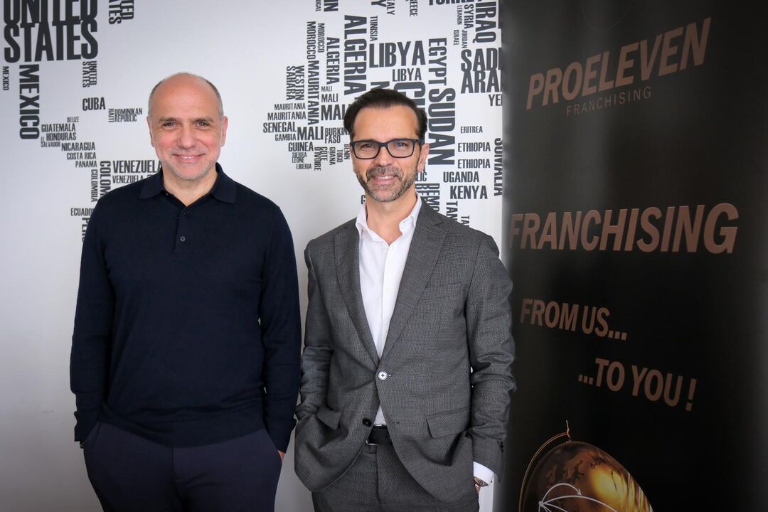 Carlos Gonçalves, à esquerda, fundador da ProEleven com o irmão Vítor Gonçalves, mentor do 'ProEleven Franchising'